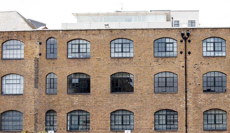 What are the risks in buying a leasehold property?